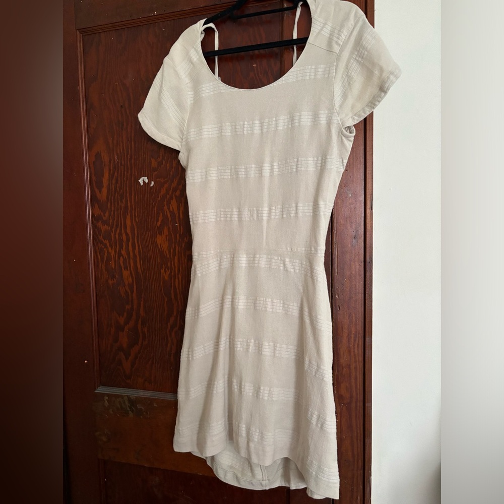 Free people short sleeve dress with open back. Button details.